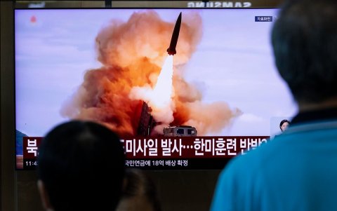 Personas miran la noticia en televisión en Seúl sobre el lanzamiento de un misil desde Corea del Norte.