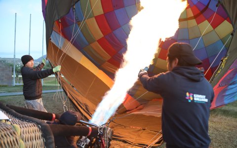 Los globos son preparados desde temprano para aprovechar las condiciones favorables del viento y despegar sobre la línea equinoccial en Quito.