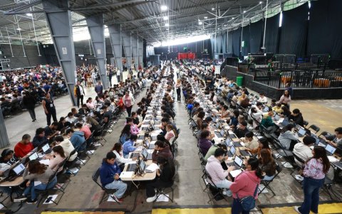 El Palacio de los Deportes habilitó pupitres e infraestructura digital para recibir a los miles de aspirantes de la UNAM.