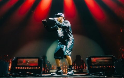 Con el que no se quiere perder a Mike Towers. Espera a que empiece el perreo y se aprende todas las canciones antes del festival. Él es el primero en llegar y el último en irse.