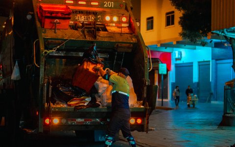 Cuatro recolectores y 100 obreros para enfrentar la basura del centro de Guayaquil