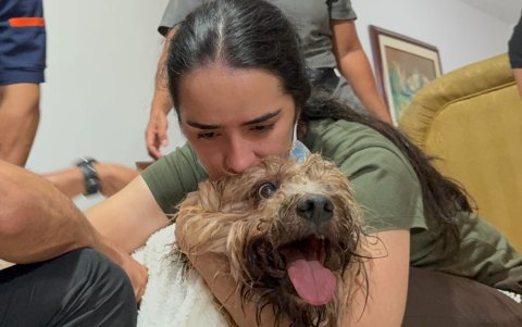 Camila Sepúlveda abraza a su perro Antonio, rescatado con vida a más de nueve metros de profundidad entre los escombros de un edificio de Torres del Limonar en Cali (Colombia).