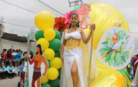Los carros alegóricos que participaron en el desfile recordaron la historia de la península