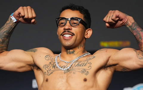 Carlos Prates durante el pesaje previo a uno de sus combates anteriores en la UFC.