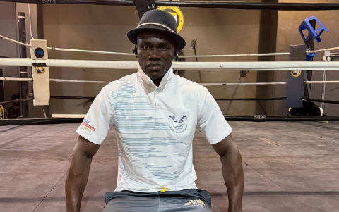 Abel Mina se prepara antes de subir al ring para su combate en el Nocaut Fest.