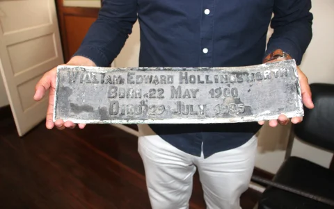 Las placas de bronce fueron sustraídas y varias sepulturas resultaron afectadas durante el intento de robo.