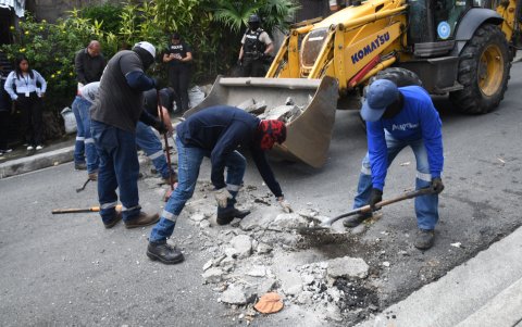 Retiran 20 reductores de velocidad instalados sin autorización en Nueva Prosperina.