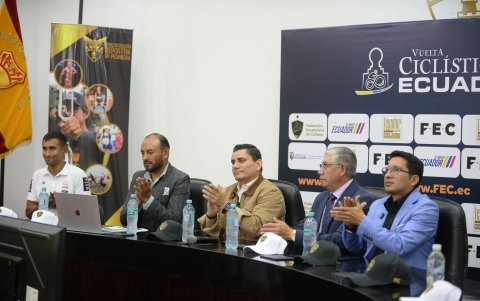 El ciclista World Tour Jhonatan Narváez (i) acudió a la presentación de la Vuelta al Ecuador 2026.