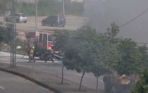 Un vehículo se incendió en la avenida Felipe Pezo la tarde de este martes 18 de agosto.