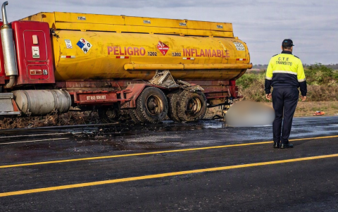 El tanquero cargado de combustible quedó detenido en la vía tras sufrir una avería antes del choque.