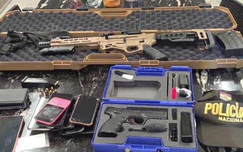 Armas de fuego, municiones y sustancias sujetas a fiscalización fueron decomisadas durante los operativos.