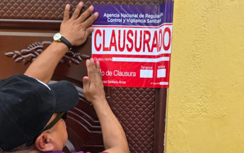 Arcsa clausuró temporalmente una fábrica de embutidos que operaba sin permiso en Monte Sinaí, Guayaquil.
