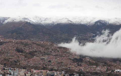 Fotografía que muestra las montañas de La Paz tras ingreso de frente frío en El Alto (Bolivia).