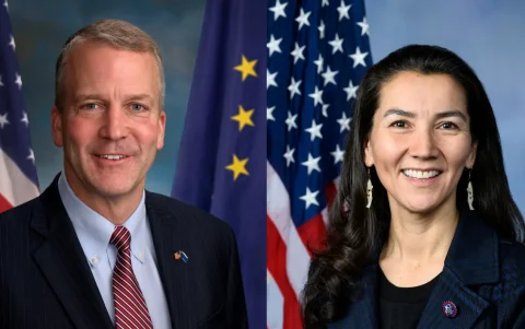El senador republicano Dan Sullivan (i) y la exlegisladora demócrata Mary Peltola, quienes avanzaron este miércoles en las primarias al Senado en Alaska.