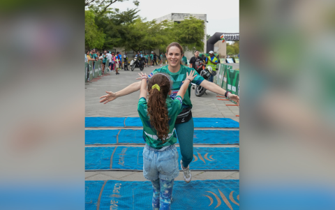 La llegada a la meta refleja el carácter inclusivo del evento, abierto a corredores de todas las edades y condiciones.