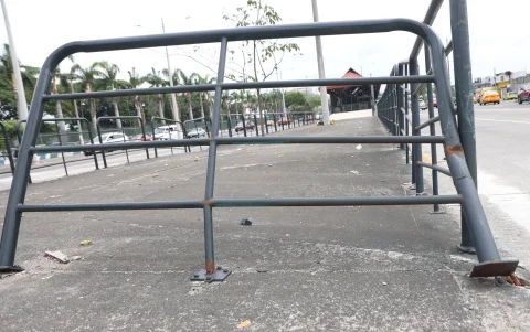 La falta de intervención en algunas estaciones ha obligado a colocar estructuras provisionales en los puntos más afectados. En la imagen, la parada de la avenida 25 de Julio, en el sur de la ciudad.