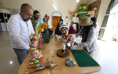 Taller. Cerca de 30 vecinos trabajan con materiales reciclados para crear esculturas que representarán la identidad de Tumbaco.