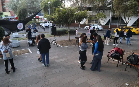 En la plaza Gabriela Mistral, los asistentes bailan salsa en el espacio público.