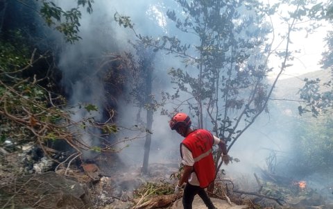 Un miembro del equipo de respuesta a emergencias de la Cruz Roja de Kenia trabaja cerca del lugar donde se estrelló un helicóptero, en el condado de Samburu.