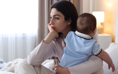 Madre junto a su bebé, en un contexto que visibiliza los desafíos de la salud mental posparto.