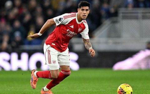 Piero Hincapié con la camiseta de Arsenal en la Premier League.