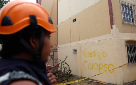 Integrante de organismos de socorro observa los edificios Chiminangos, en Cali (Colombia).