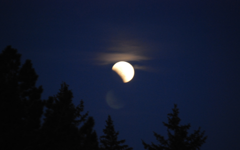 La Luna podría adquirir tonos cobrizos o rojizos durante el eclipse lunar parcial.