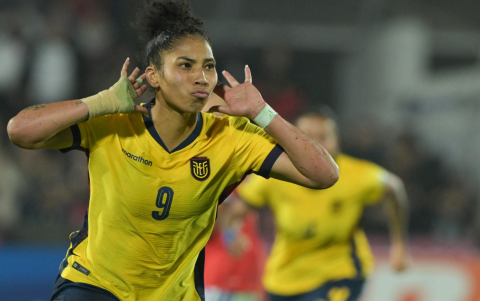Ecuador y Argentina se enfrentan en un partido internacional de fútbol.