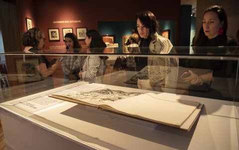 En “Historia ilustrada del Ecuador”, Kingman se propuso narrar episodios de la historia nacional mediante imágenes y recursos cercanos a la historieta.