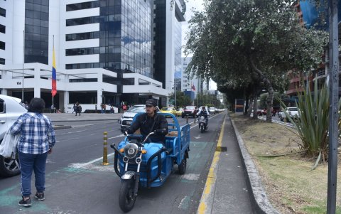 Caso. En la avenida Amazonas, tricimotos y otros vehículos invaden recurrentemente las ciclovías. Eso genera conflictos con ciclistas y peatones.
