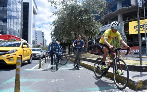 Convivencia. Ciclistas y usuarios de scooters circulan por vías con señalización insuficiente, lo que dificulta delimitar cada espacio.