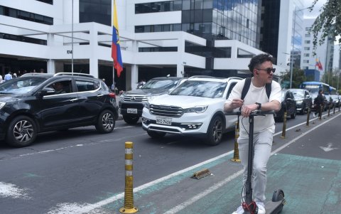 Movilidad. Los scooters eléctricos circulan por calles y ciclovías de Quito, mientras autoridades analizan nuevas reglas para su uso.