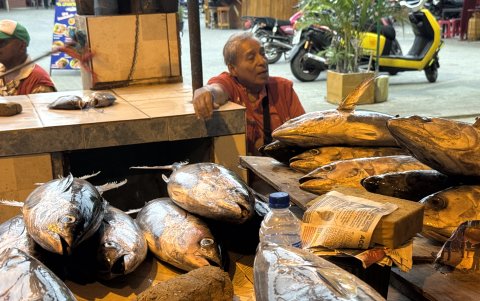 Alberto Coronel, comercializa albacora en el Mercado de Playita Mía.