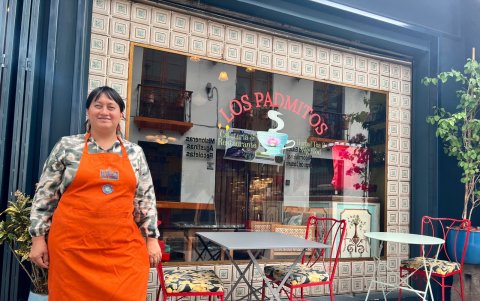 Padmitos ofrece gastronomía vegetariana y su local es un auténtico museo de antigüedades.