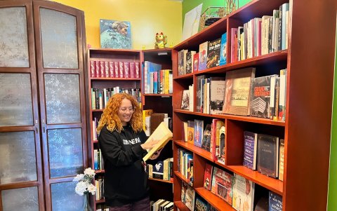 Camila Uquillas abrió la librería Trapi Space hace cuatro meses, después de su familia vivir por dos décadas en San Marcos.