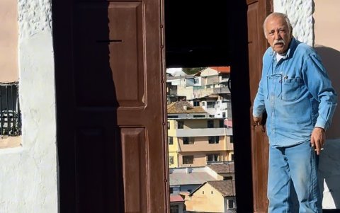 José Barrera comparte con Expreso datos históricos de la ciudad y abre su simbólica 'puerta de Quito' en San Marcos.