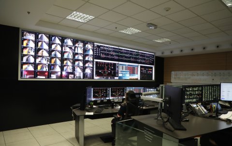 La sala de monitoreo del Metro de Quito supervisa trenes y estaciones permanentemente para detectar riesgos y coordinar respuestas ante posibles emergencias.