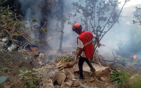 La Policía del condado de Samburu y la Cruz Roja de Kenia participaron en las labores de rescate de los cuerpos de las personas fallecidas en el accidente en el monte Ololokwe.