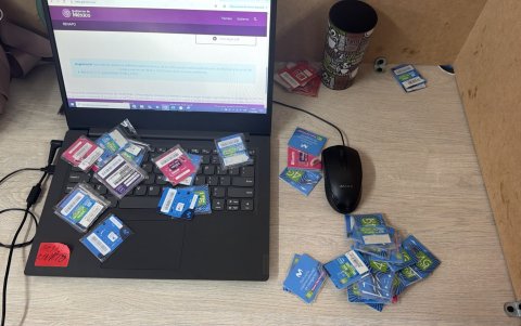 Computadoras, celulares, chips y documentos fueron levantados como indicios durante la intervención realizada en un inmueble del sector de Iñaquito.