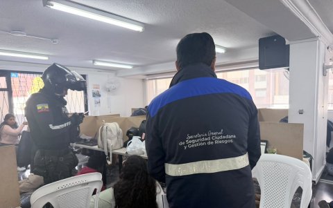 Más de 30 personas fueron encontradas durante el operativo en un inmueble de Iñaquito, donde las autoridades identificaron espacios equipados con cubículos.