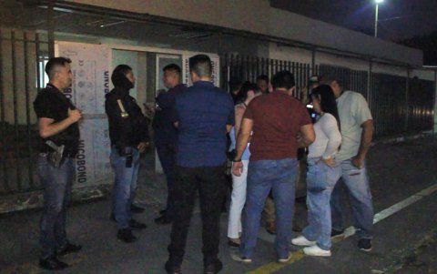 intervención de agentes de policía y autoridades del Instituto Ecuatoriano de Seguridad Social (IESS) tras la denuncia de un intento de robo de medicamentos en el Hospital de Especialidades Teodoro Maldonado Carbo,