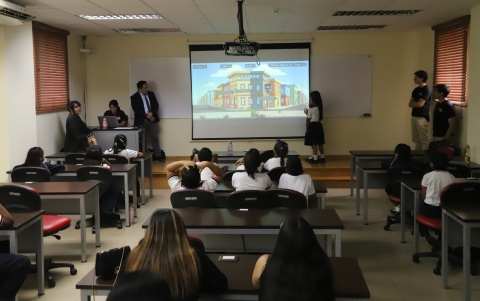 Niñas y niños expusieron los videojuegos que crearon con la guía de universitarios.