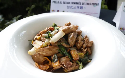 Uno de los platos tradiconales de la isla asiática es el pollo al estilo taiwanes de tres copas.