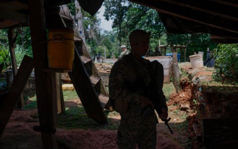 Un agente del Servicio Nacional de Fronteras de Panamá (Senafront), custodia la base Binacional Alto Limón en la selva del Tapón del Darién este 14 de agosto de 2026.