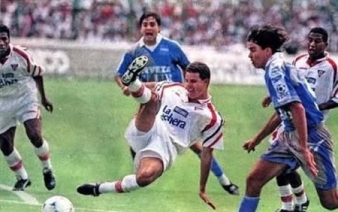 Imagen de la final 1998 cuando Liga goleó 7-0 a Emelec para proclamarse campeón nacional.