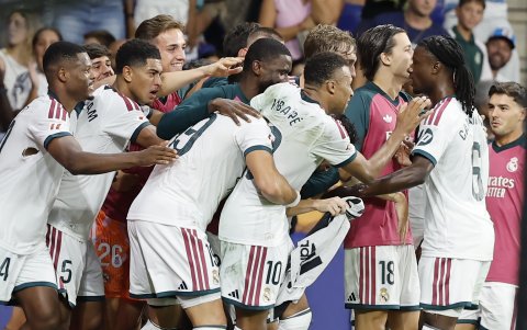 Los jugadores de Real Madrid celebran el gol de Jude Bellingham.