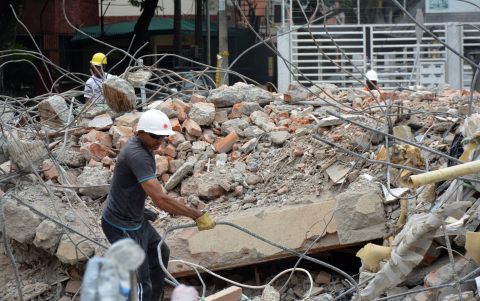 Entre escombros y recuerdos, Cali (Colombia) comienza su reconstrucción tras el terremoto.