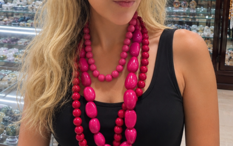 Un layering de collares chunky en la combinación rosa más rojo.