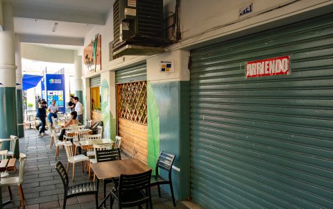 Locales vacíos con letreros de alquiler marcan el panorama comercial actual de la icónica calle Panamá en Guayaquil.