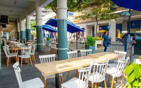 Terrazas y comedores lucen desiertos durante los días laborables en la concurrida zona gastronómica del centro urbano.